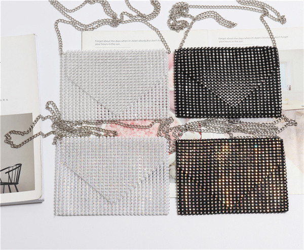 Elegáns kis táska hosszú füllel, fényes hatással több színben