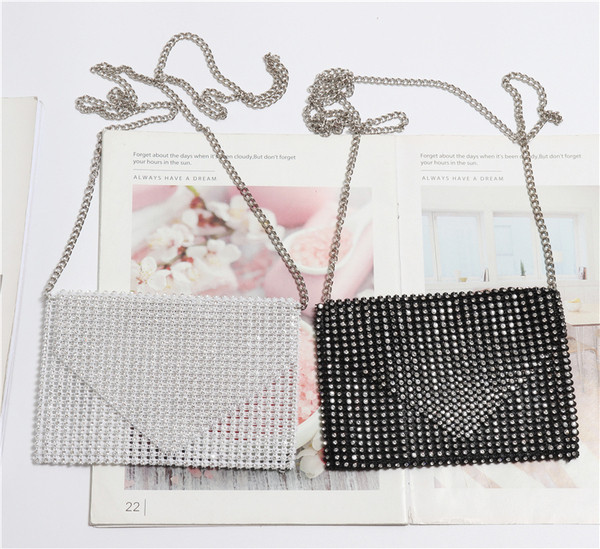 Elegáns kis táska hosszú füllel, fényes hatással több színben