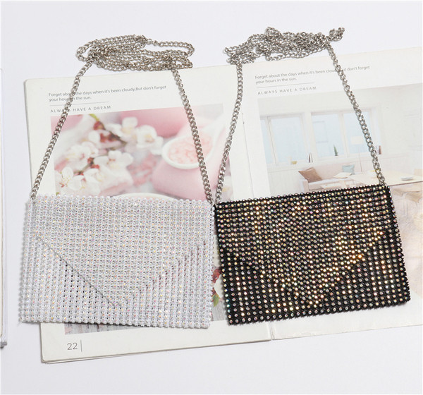 Elegáns kis táska hosszú füllel, fényes hatással több színben