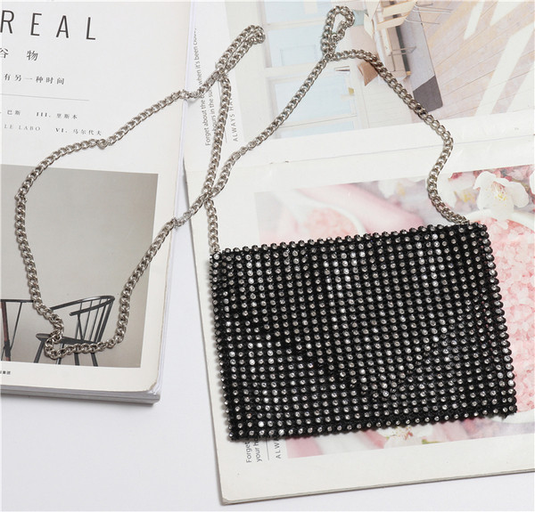 Elegáns kis táska hosszú füllel, fényes hatással több színben