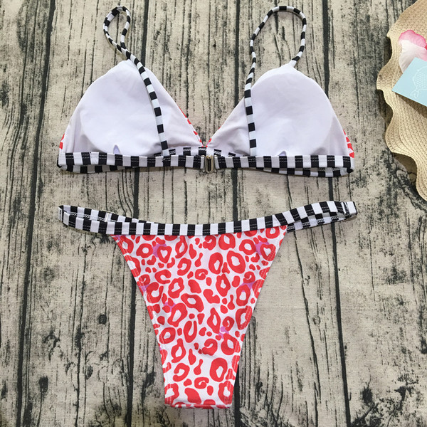 Costum de baie colorat de damă cu top triunghiular