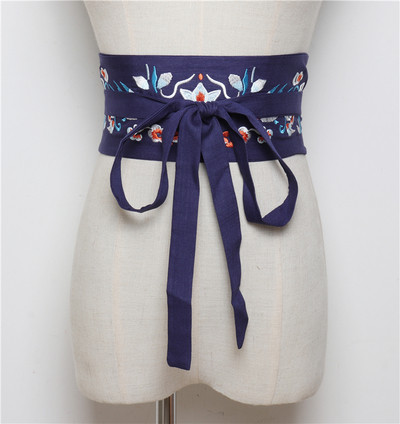 Széles női öv nyakkendőkkel és virágmotívumokkal több színben