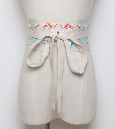 Széles női öv nyakkendőkkel és virágmotívumokkal több színben