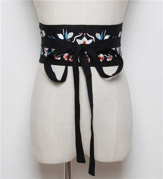 Széles női öv nyakkendőkkel és virágmotívumokkal több színben