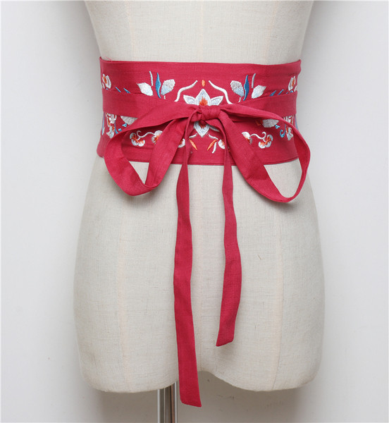 Széles női öv nyakkendőkkel és virágmotívumokkal több színben