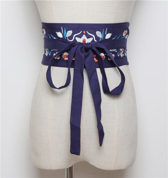 Széles női öv nyakkendőkkel és virágmotívumokkal több színben