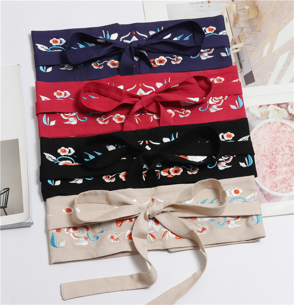 Széles női öv nyakkendőkkel és virágmotívumokkal több színben