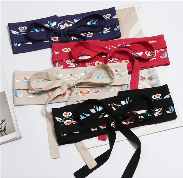 Széles női öv nyakkendőkkel és virágmotívumokkal több színben