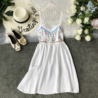 Modern női nyári ruha vékony pántokkal, több színben hímzéssel