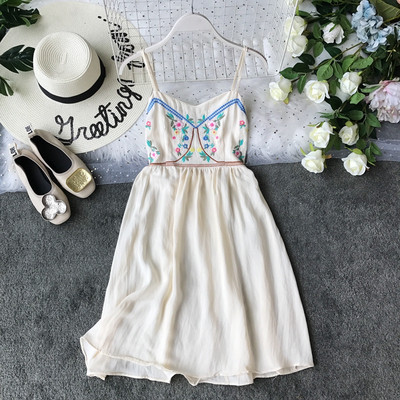 Modern női nyári ruha vékony pántokkal, több színben hímzéssel