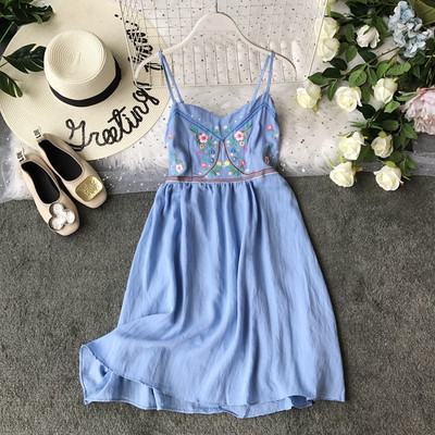 Modern női nyári ruha vékony pántokkal, több színben hímzéssel