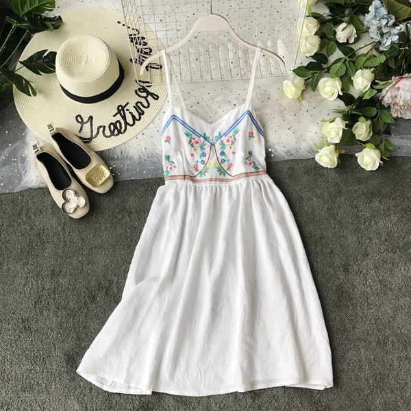 Modern női nyári ruha vékony pántokkal, több színben hímzéssel