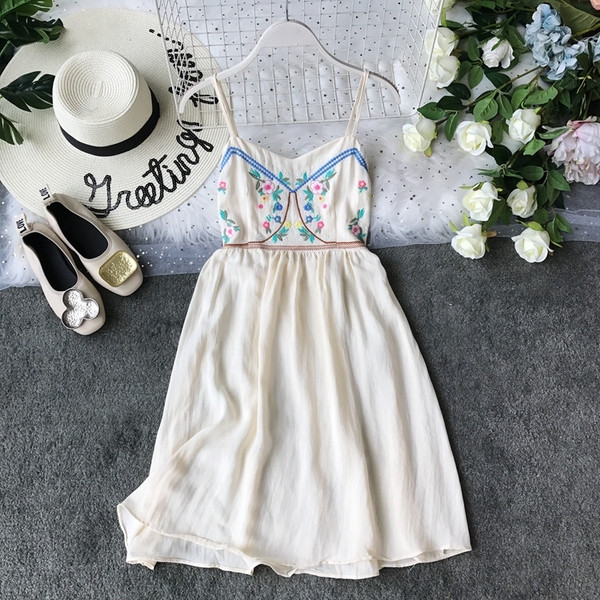 Modern női nyári ruha vékony pántokkal, több színben hímzéssel