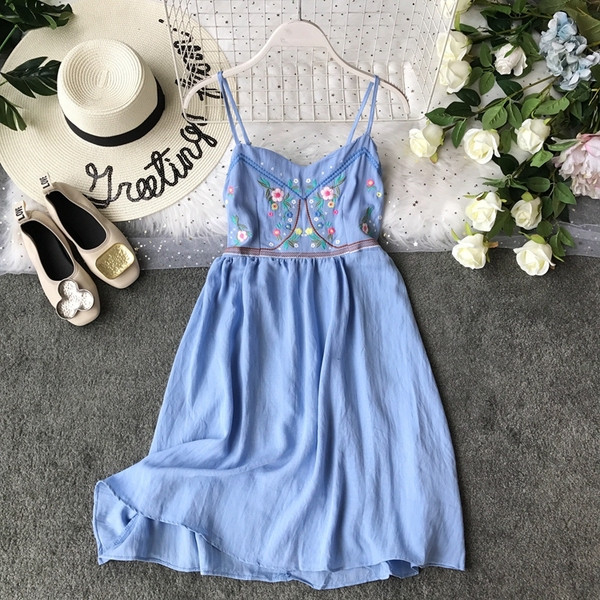 Modern női nyári ruha vékony pántokkal, több színben hímzéssel