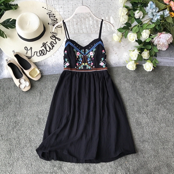 Modern női nyári ruha vékony pántokkal, több színben hímzéssel