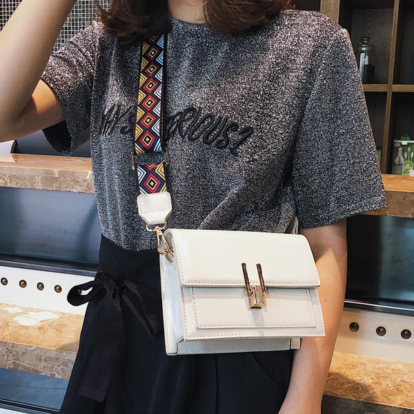 Eko bőrből készült stílusos női táska négy színben, hosszú színes fogantyúval