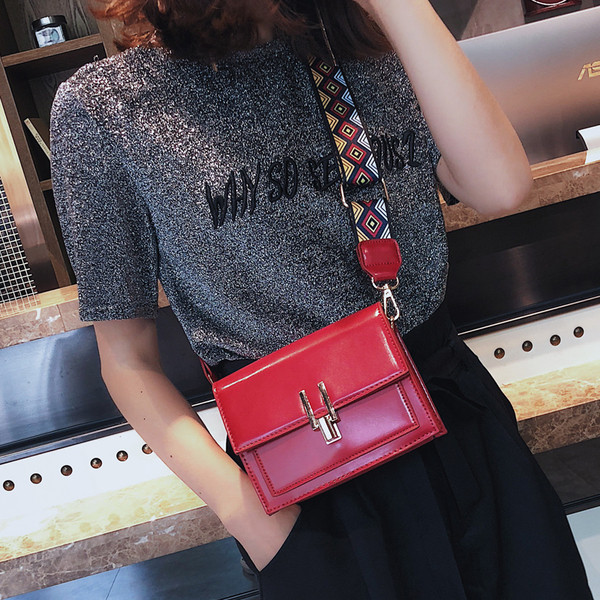 Eko bőrből készült stílusos női táska négy színben, hosszú színes fogantyúval