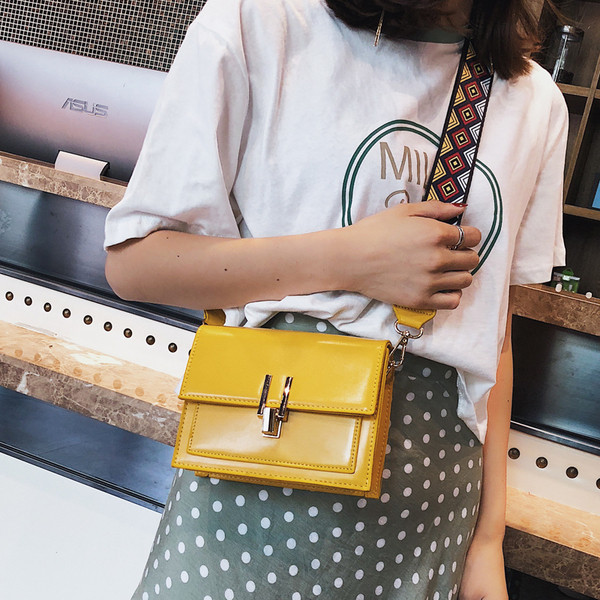 Eko bőrből készült stílusos női táska négy színben, hosszú színes fogantyúval