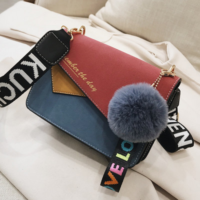 Μοντέρνα γυναικεία τσάντα σε τρία χρώματα με μεγάλη λαβή και αξεσουάρ