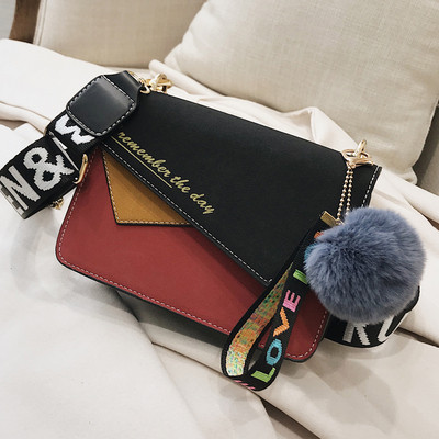 Μοντέρνα γυναικεία τσάντα σε τρία χρώματα με μεγάλη λαβή και αξεσουάρ