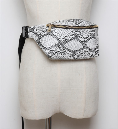 Aktuális női kereszttáska több színben mintával