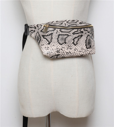 Aktuális női kereszttáska több színben mintával