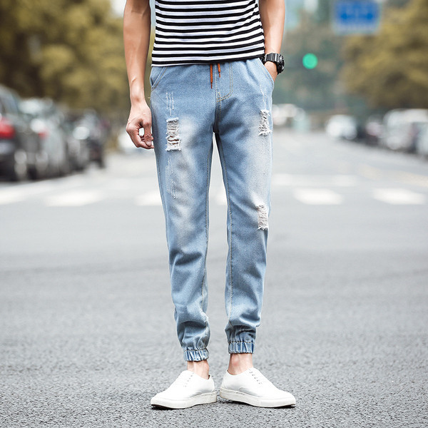 Modern férfi farmer két színben, fűzős, szakadt motívumokkal