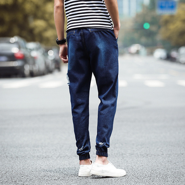 Modern férfi farmer két színben, fűzős, szakadt motívumokkal