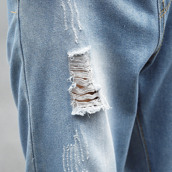 Modern férfi farmer két színben, fűzős, szakadt motívumokkal