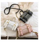 Stílusos női lakkbőr táska három színben, fém elemekkel, rövid és hosszú fogantyúval