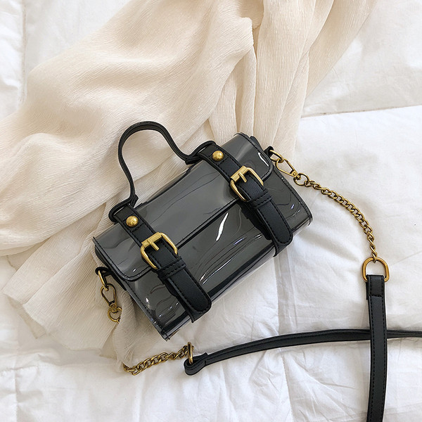 Stílusos női lakkbőr táska három színben, fém elemekkel, rövid és hosszú fogantyúval