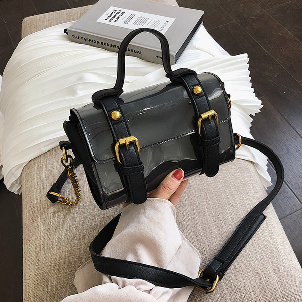 Stílusos női lakkbőr táska három színben, fém elemekkel, rövid és hosszú fogantyúval