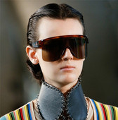 Σύγχρονα γυαλιά ηλίου σε διάφορα χρώματα