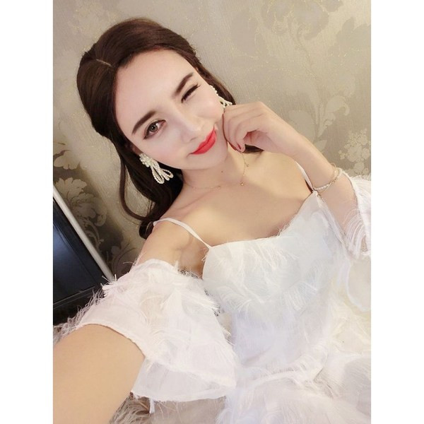 Rochie elegantă de damă, cu bretele subțiri, în culoarea albă