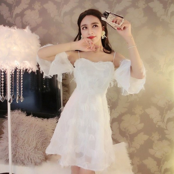 Rochie elegantă de damă, cu bretele subțiri, în culoarea albă