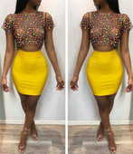 Σύγχρονο γυναικείο σετ  που περιλαμβάνει  διαφανή μπλούζα και  κίτρινη φούστα