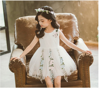 Κομψό παιδικό φόρεμα σε λευκό και ροζ χρώμα με κεντήματα