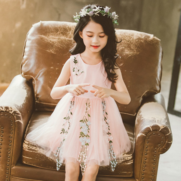 Κομψό παιδικό φόρεμα σε λευκό και ροζ χρώμα με κεντήματα