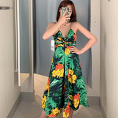 Stílusos női ruha vékony pántokkal, V-nyakkal és virágmotívumokkal