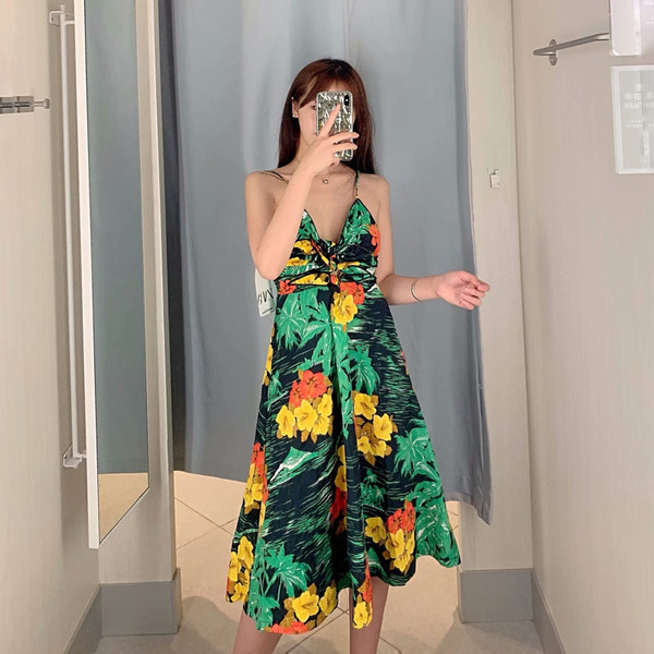 Stílusos női ruha vékony pántokkal, V-nyakkal és virágmotívumokkal