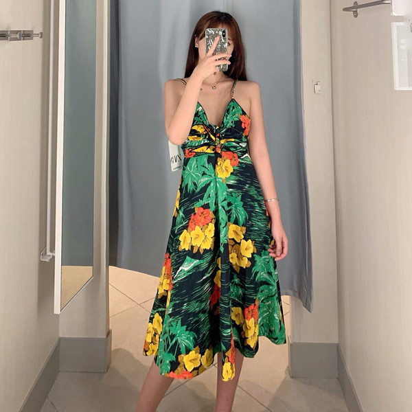 Stílusos női ruha vékony pántokkal, V-nyakkal és virágmotívumokkal