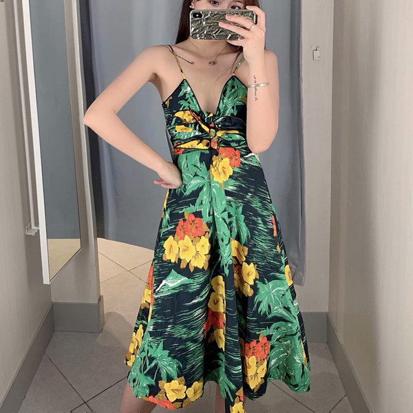 Stílusos női ruha vékony pántokkal, V-nyakkal és virágmotívumokkal