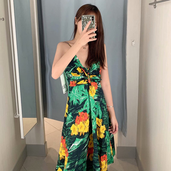 Stílusos női ruha vékony pántokkal, V-nyakkal és virágmotívumokkal