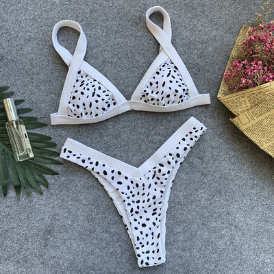 Costum de baie din două piese cu top triunghiular în alb și negru