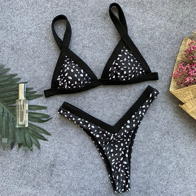 Costum de baie din două piese cu top triunghiular în alb și negru