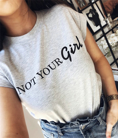 Modern női póló fehér, fekete és szürke felirattal