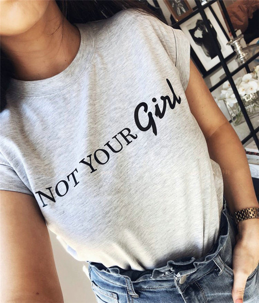 Modern női póló fehér, fekete és szürke felirattal