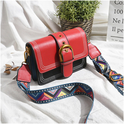 Piele artificială de damă modernă într-o geantă în trei culori cu închizătoare de metal și mâner lung