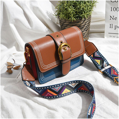 Piele artificială de damă modernă într-o geantă în trei culori cu închizătoare de metal și mâner lung