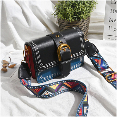 Piele artificială de damă modernă într-o geantă în trei culori cu închizătoare de metal și mâner lung